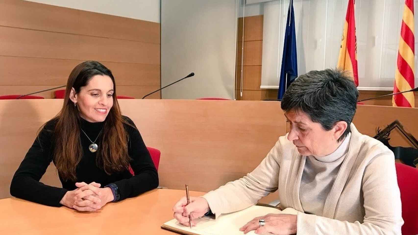 La alcaldesa Eva Martínez y Teresa Cunillera, exdelegada del Gobierno en Cataluña, durante la firma por la variante de Vallirana en 2019