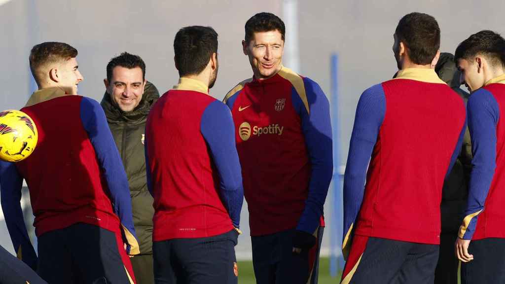 Xavi Hernández, junto a sus jugadores, antes del partido contra el Real Betis