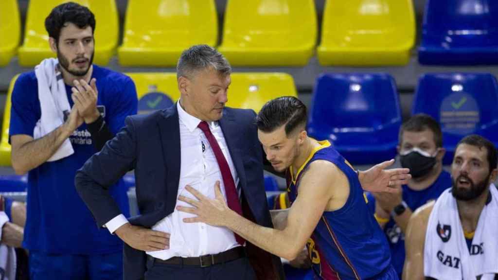 Jasikevicius, junto a Thomas Heurtel, en un partido del Barça