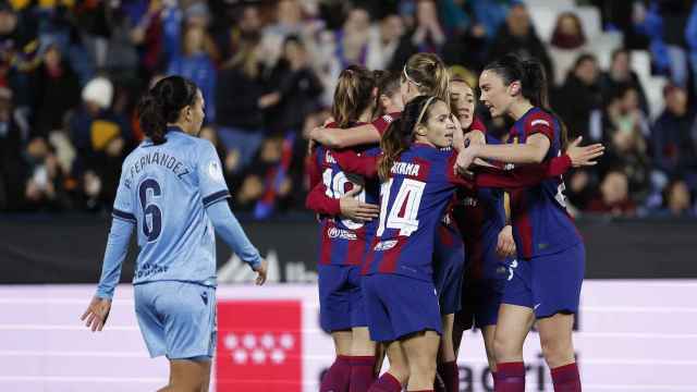 Las jugadores del Barça Femenino abrazan a Caroline Hansen por su gol en la Supercopa