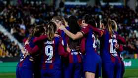 Las jugadoras del Barça Femenino se abrazan tras ganar la Supercopa de España
