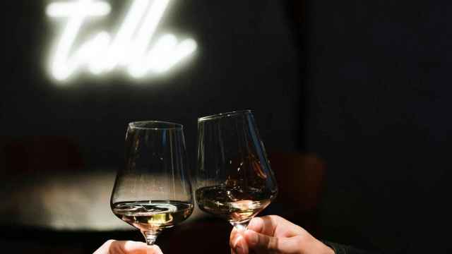 Una pareja brinda con una copa de vino