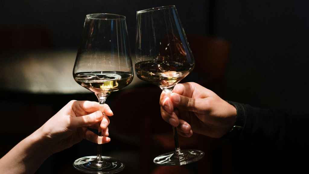 Una pareja brinda con una copa de vino