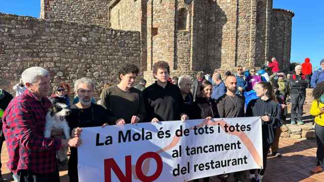 Protesta ante el restaurante de la Mola contra su cierre