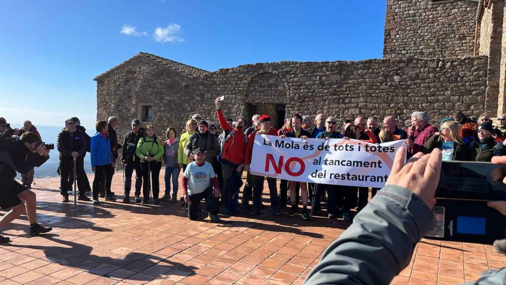 Decenas de personas protestan contra el cierre del restaurante de la Mola este sábado 20 de enero