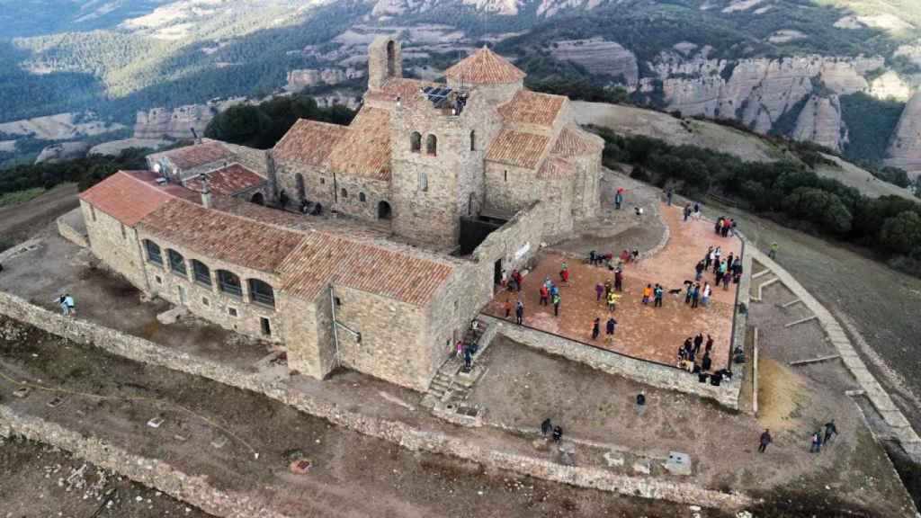 La cima de la Mola, con el restaurante y el monasterio del siglo X