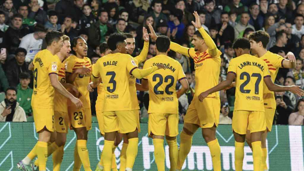 Los jugadores del Barça felicitan a Ferran por su gol