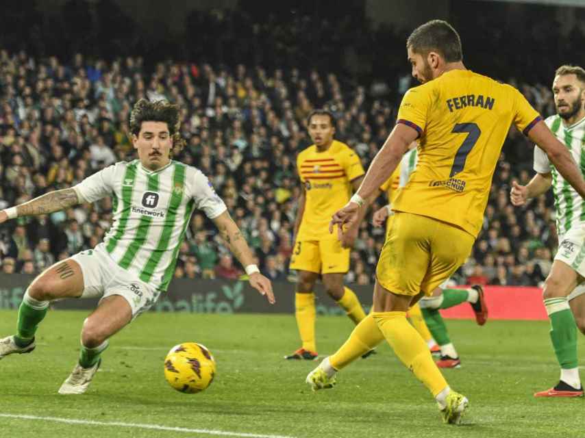 Ferran Torres intenta un remate contra el Betis