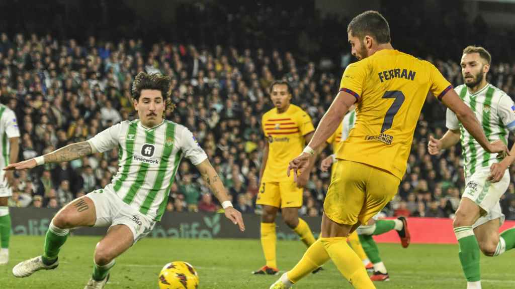 Ferran Torres intenta un remate contra el Betis