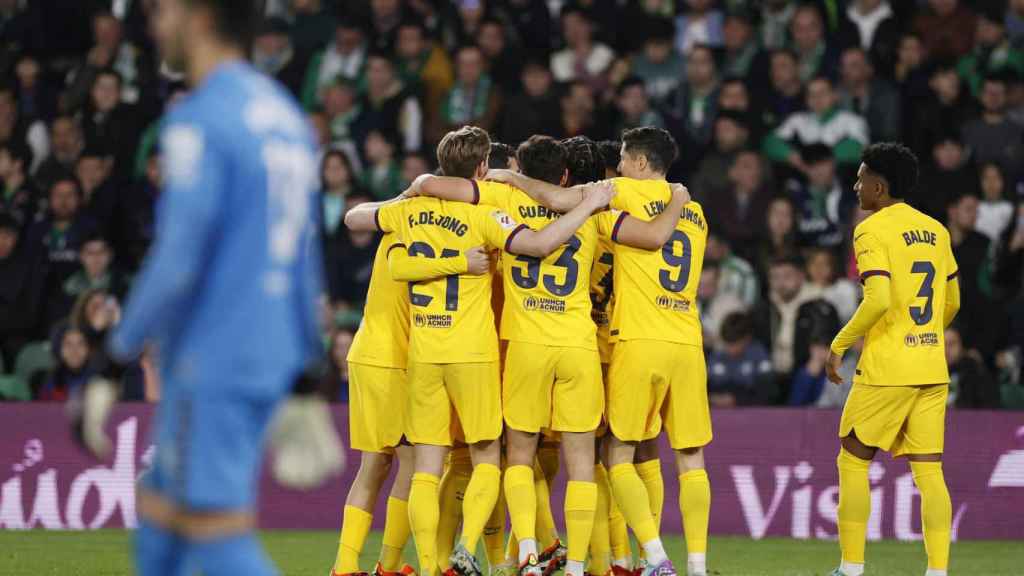 Los jugadores del Barça celebran uno de sus goles al Betis