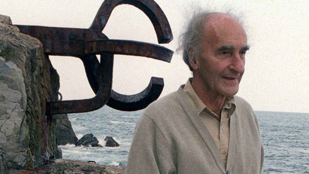 Eduardo Chillida posa con el ‘Peine del Viento’, en la playa donostiarra de Ondarreta.