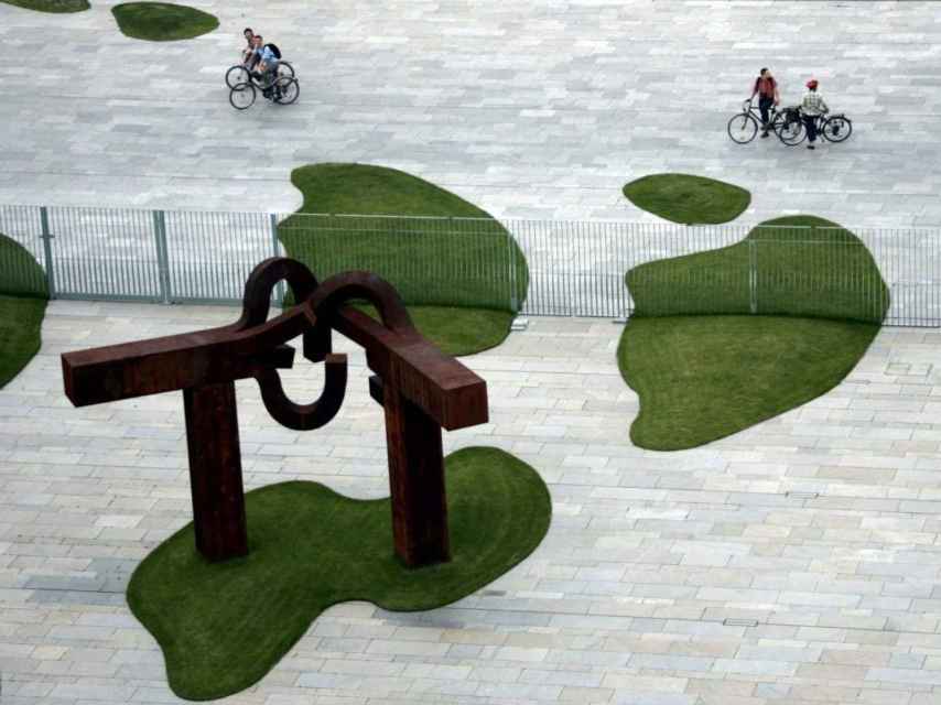 La escultura ‘Berlín’, ubicada en el exterior de la Cancillería alemana.