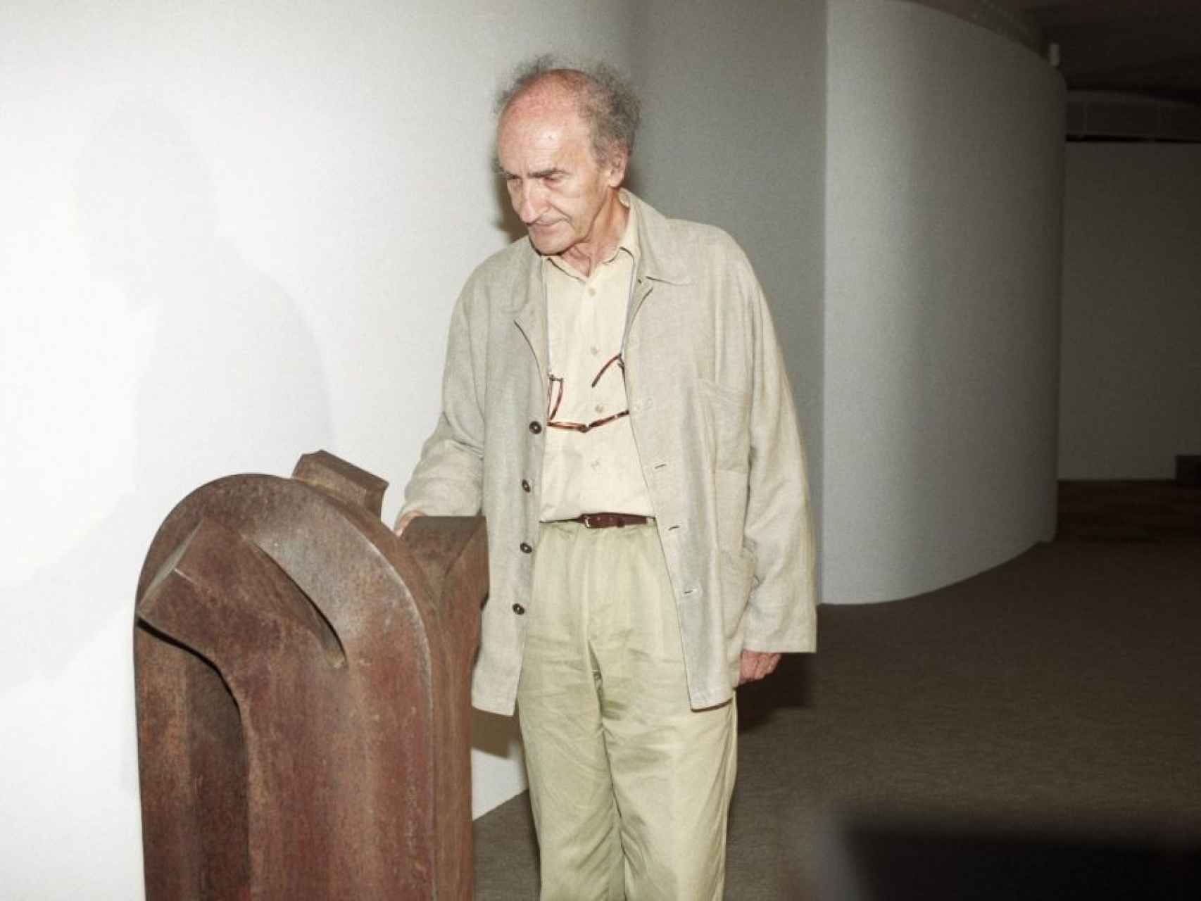 El escultor Eduardo Chillida, durante una exposición en Barcelona.