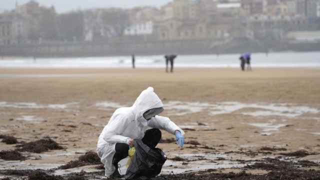 Descontaminación de una playa llena de plástico en Gijón