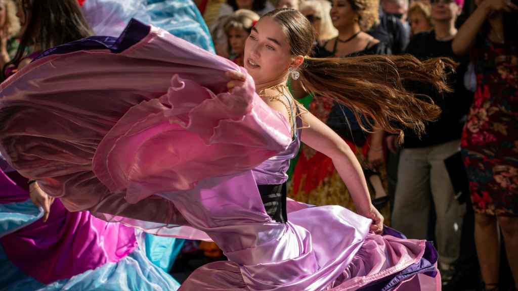 Una mujer gitana bailando