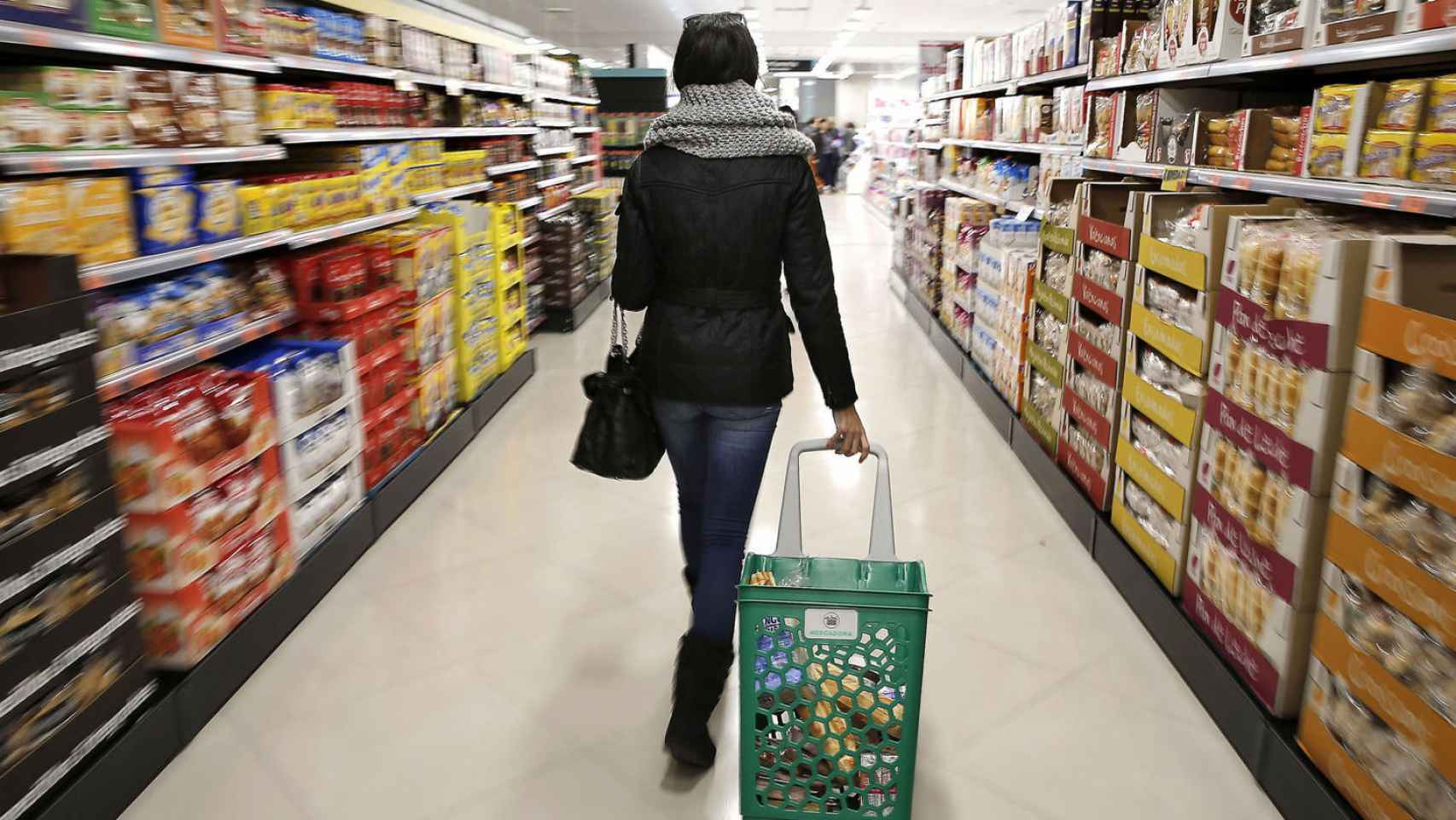 Imagen de archivo de una mujer comprando en una cadena de supermercados