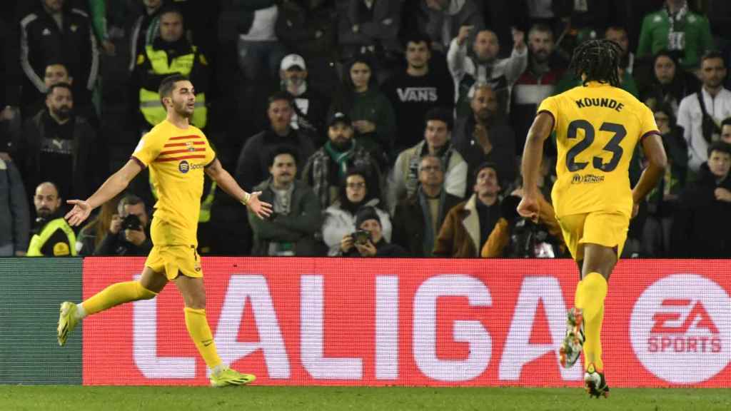 Ferran celebra uno de sus goles al Betis