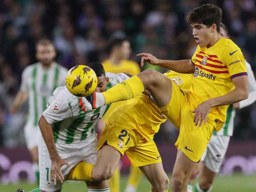 Pau Cubarsí, en su debut en la Liga ante el Betis