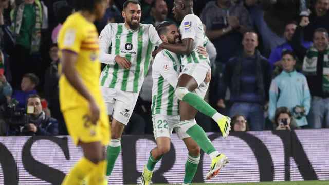 Los jugadores del Betis celebran un gol de Isco