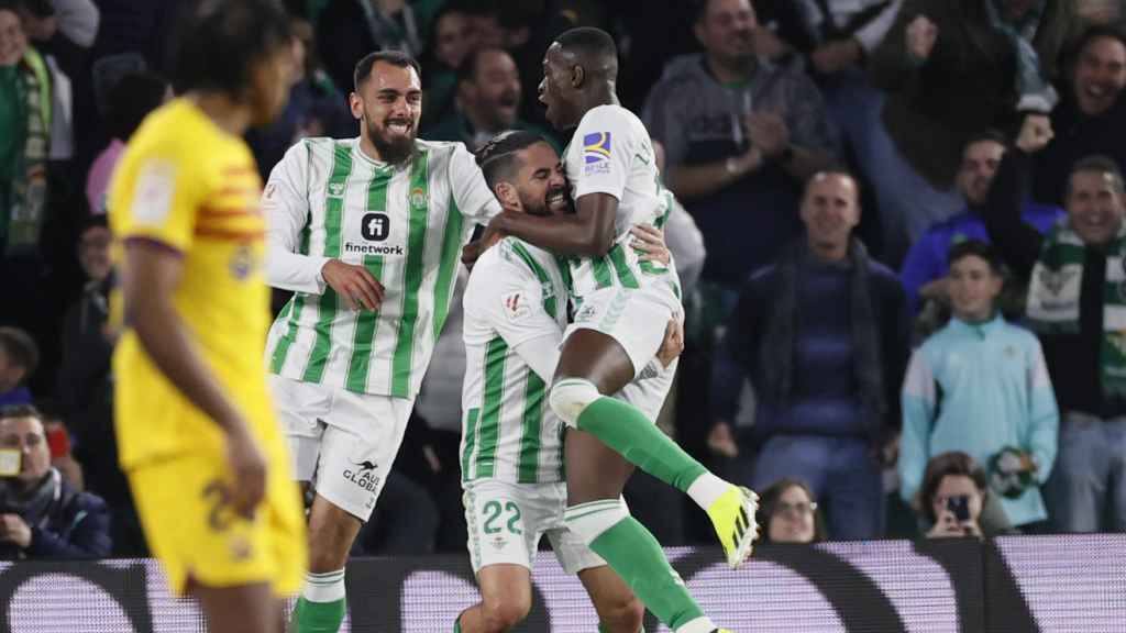 Los jugadores del Betis celebran un gol de Isco