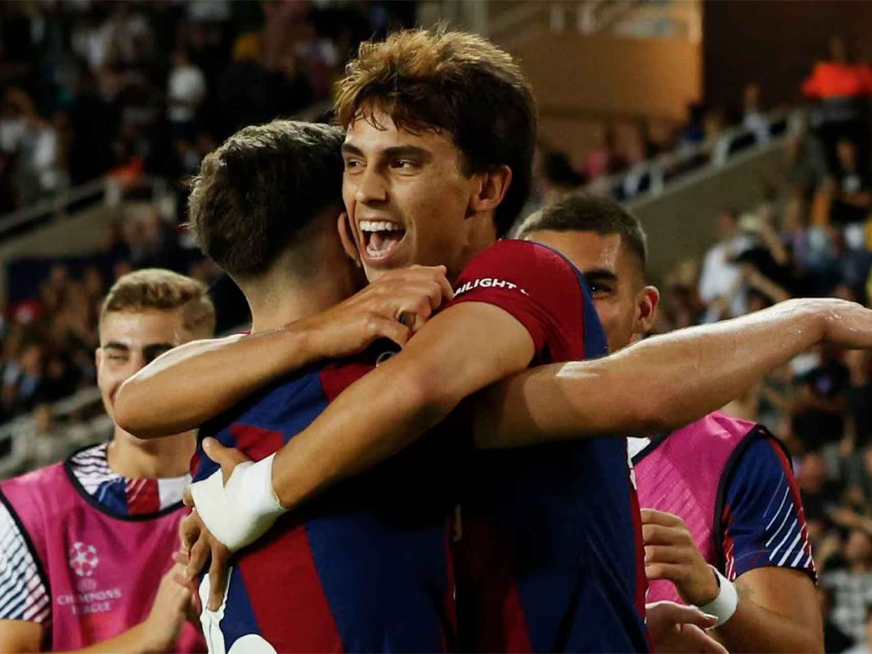 Joao Félix y Pedri González, coincidiendo sobre el césped con el FC Barcelona