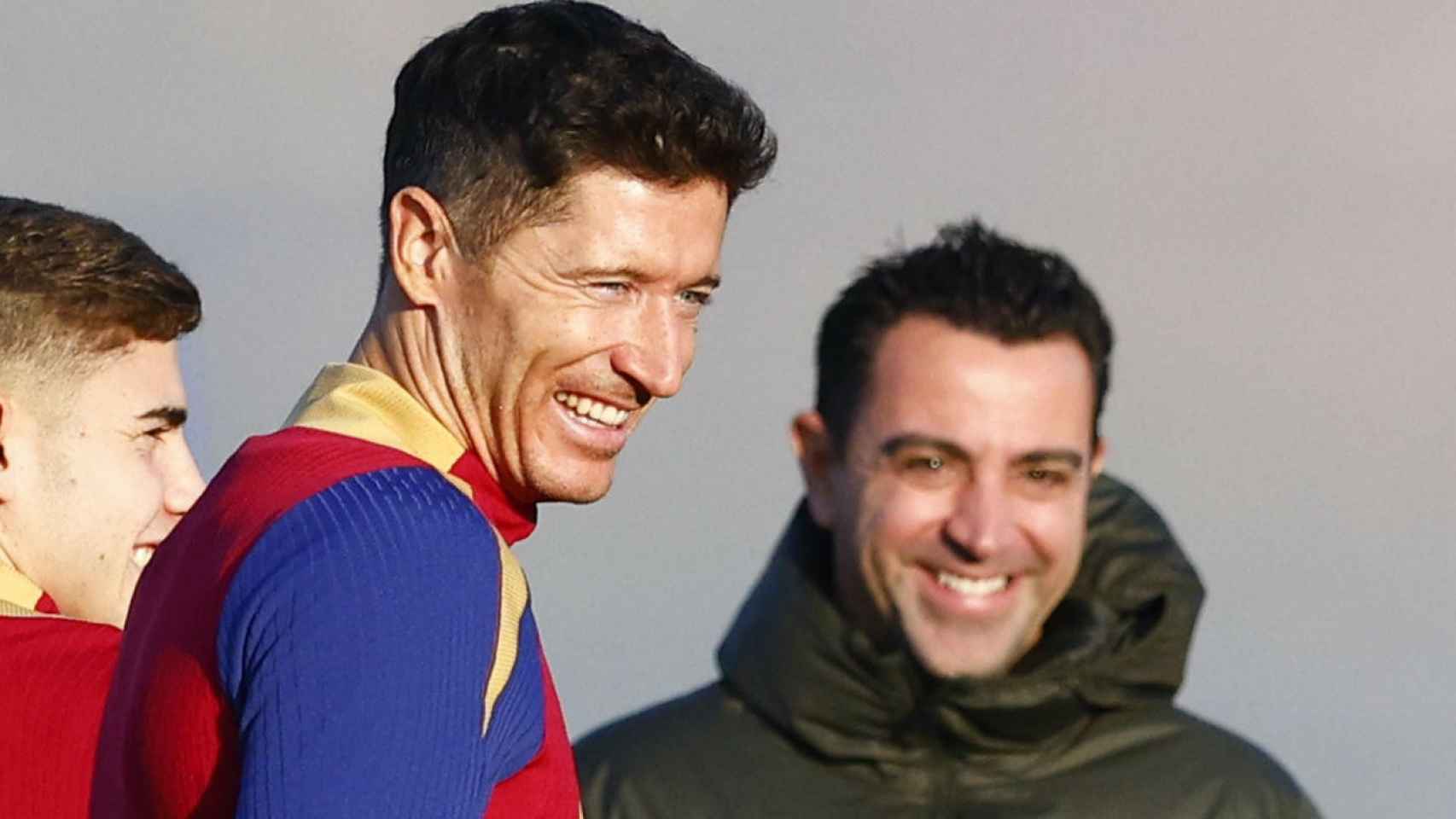 Xavi Hernández y Robert Lewandowski, durante un entrenamiento del Barça