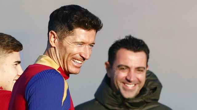 Xavi Hernández y Robert Lewandowski, durante un entrenamiento del Barça