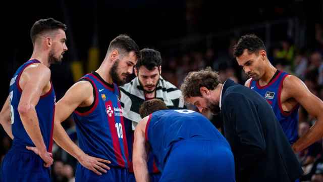 Thomas Satoransky, Da Silva y Kalinic atienen a una explicación de Grimau en el Barça de basket