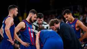 Thomas Satoransky, Da Silva y Kalinic atienen a una explicación de Grimau en el Barça de basket