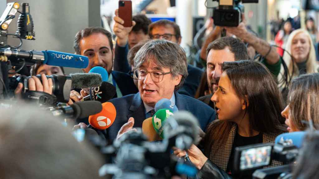 El expresidente de la Generalitat Carles Puigdemont atiende a medios a su llegada al Parlamento Europeo, a 13 de diciembre de 2023