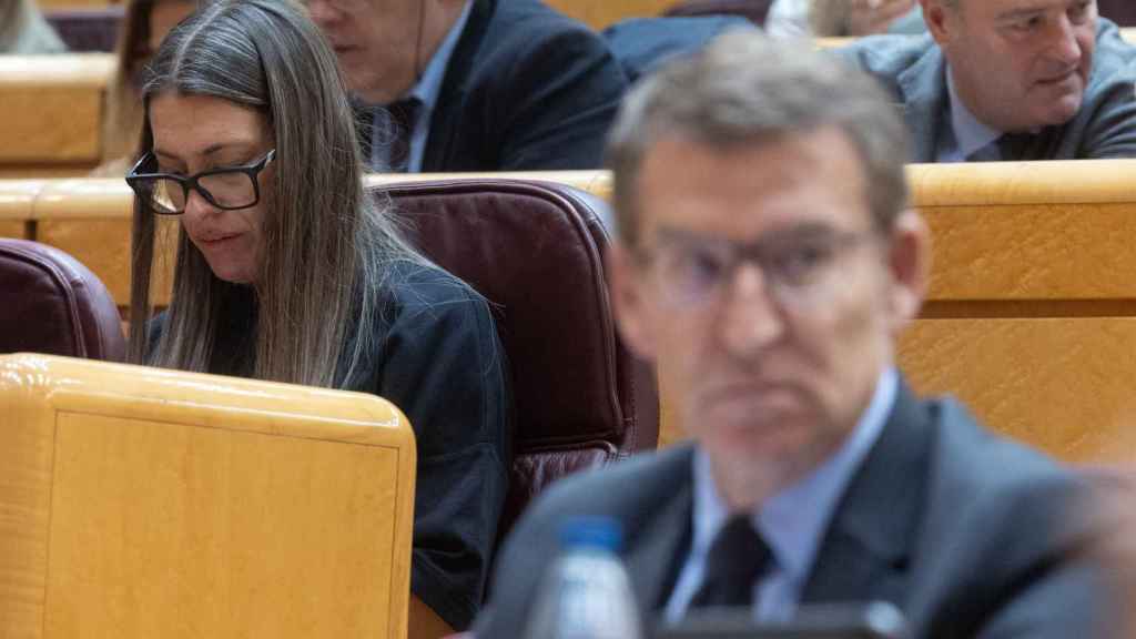 La portavoz de Junts en el Congreso, Miriam Nogueras (i), y el líder del PP, Alberto Núñez Feijóo (d) durante la sesión extraordinaria del Congreso, en el Palacio del Senado, a 18 de enero de 2024