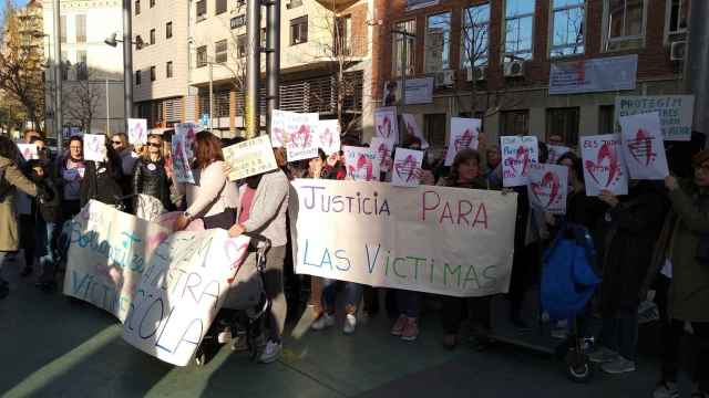 Protestas de familias de alumnos del colegio Maristes de Sants-Les Corts de Barcelona en una protesta