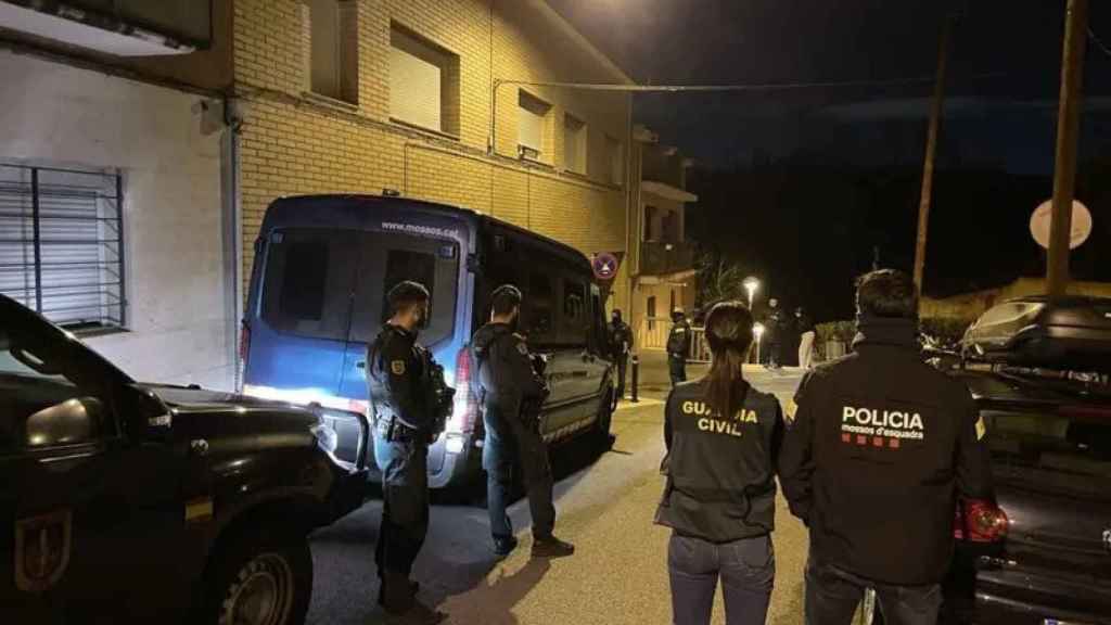 Agentes de Guardia Civil y Mossos, en la operación de la semana pasada