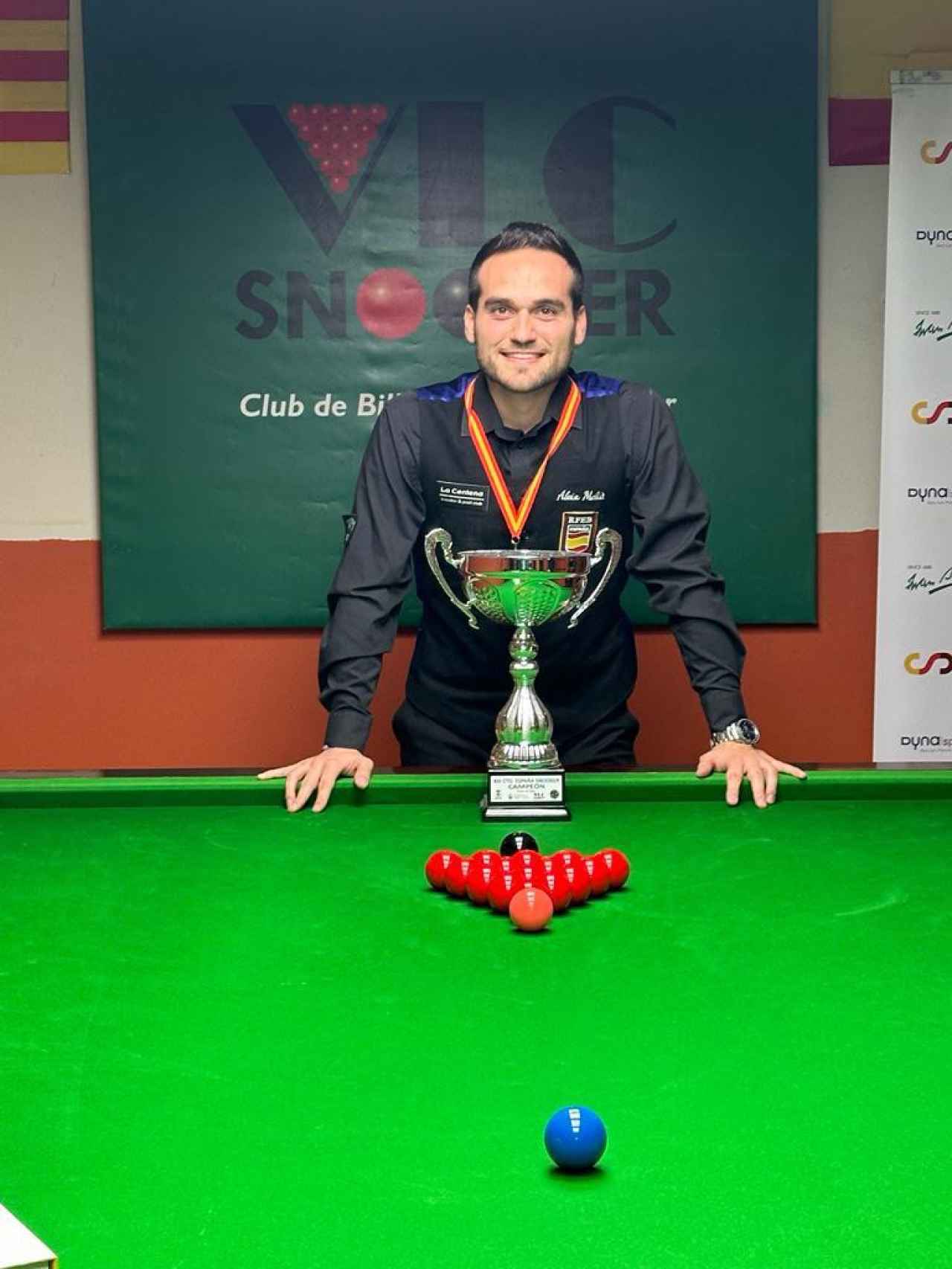 Aleix Melià, campeón de España de ‘snooker’, posa con el trofeo de vencedor en Valencia este fin de semana
