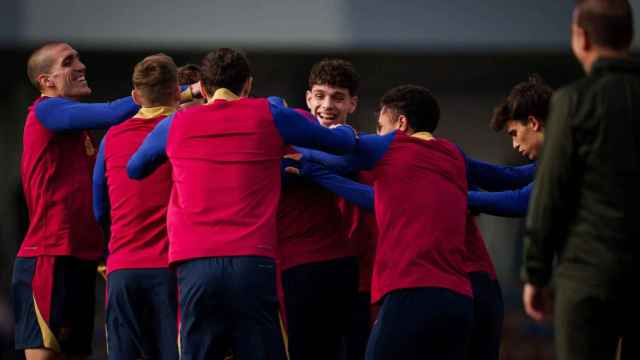 Los jugadores del Barça se divierten en el entrenamiento previo a los cuartos de Copa del Rey