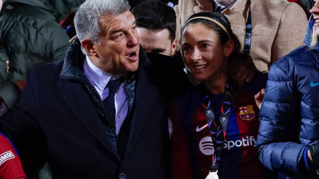 Joan Laporta, eufórico con las jugadoras del Barça Femenino, junto a Aitana Bonmatí