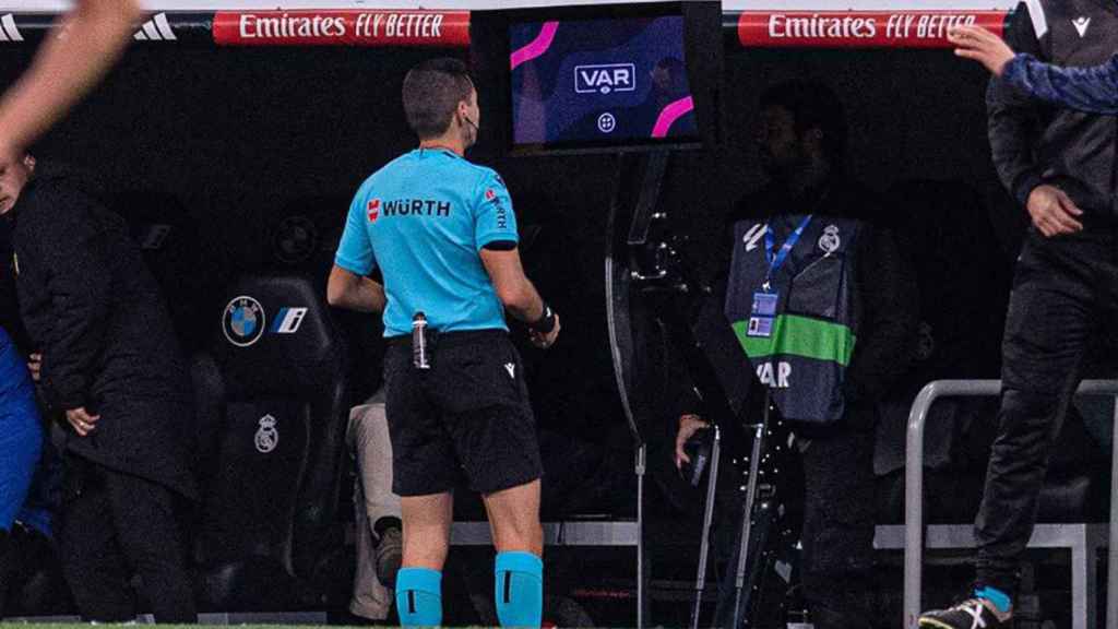 El colegiado del Real Madrid-Almería, revisando una acción en el VAR