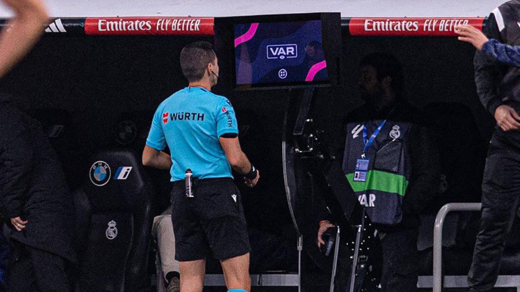 El colegiado del Real Madrid-Almería, revisando una acción en el VAR