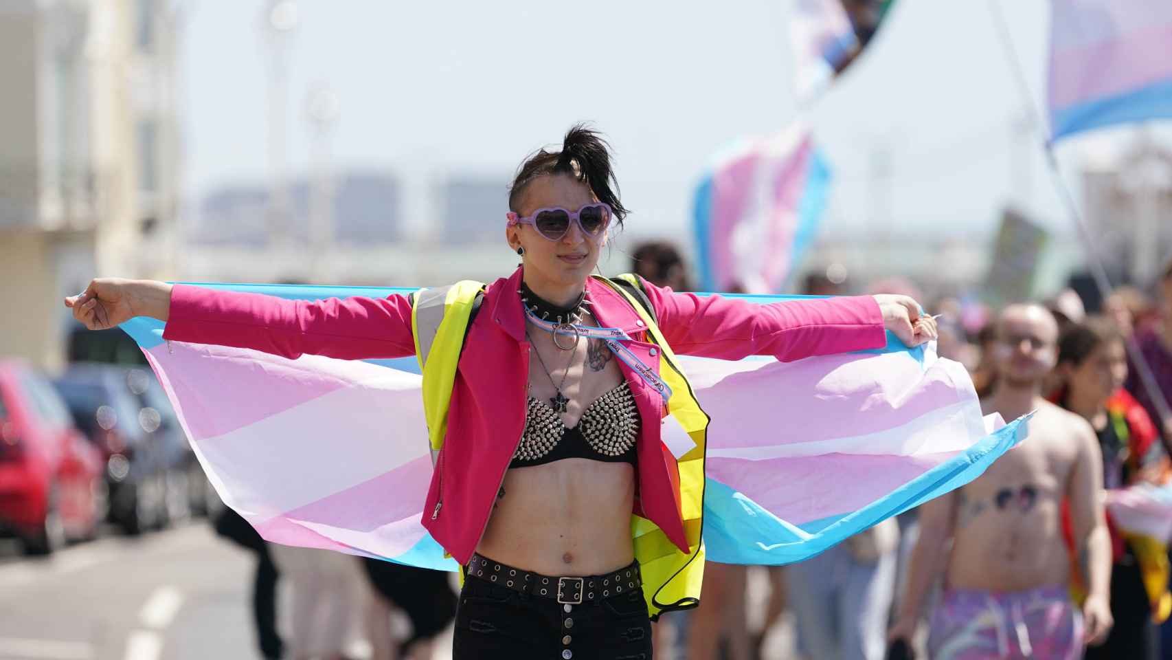 Una persona ondea una bandera trans