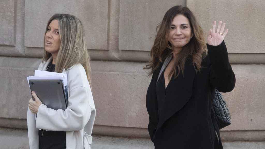 La presentadora de televisión Mariló Montero (d) a su llegada a la Audiencia de Barcelona donde este martes se juzga a los paparazzi Diego Arrabal y Gustavo González por fotografiarla en topless en la terraza de un hotel de Bora Bora