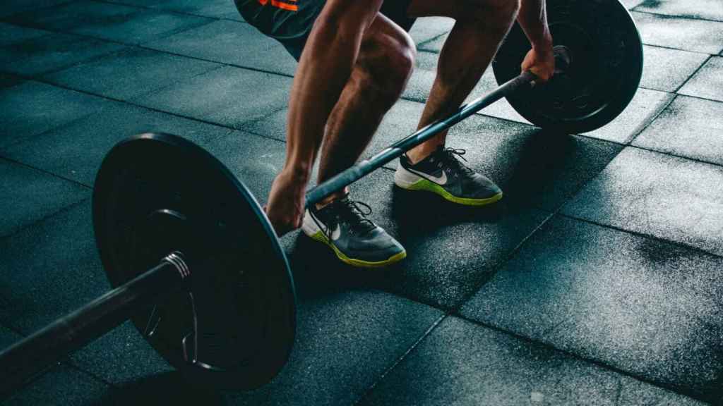 Levantamiento de pesas en un gimnasio