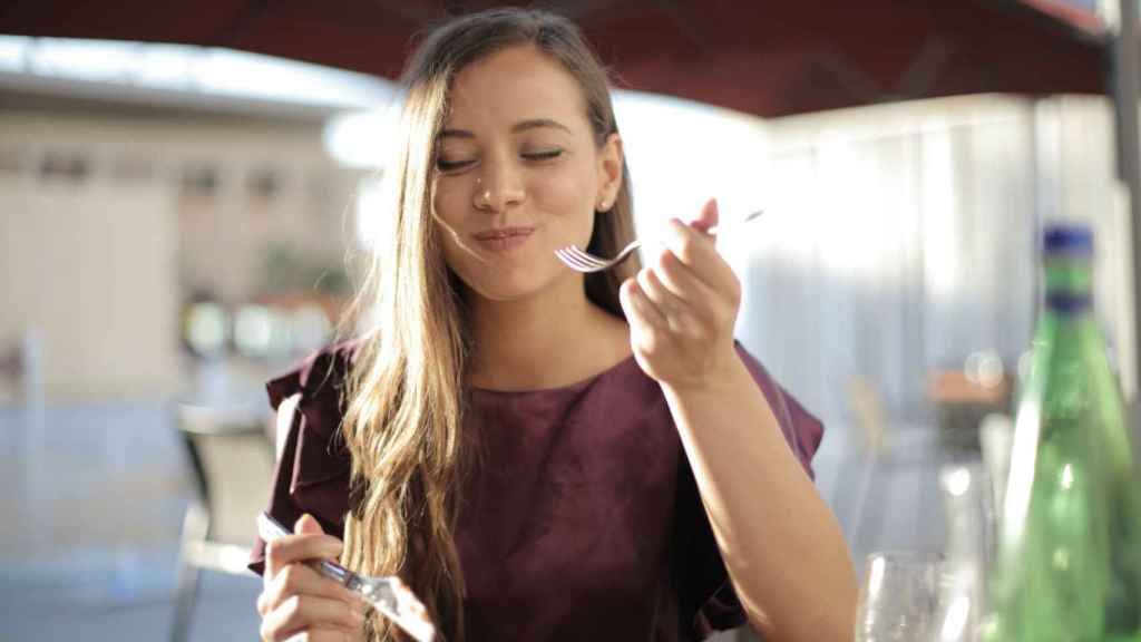 Una chica disfruta en la terraza de un restaurante