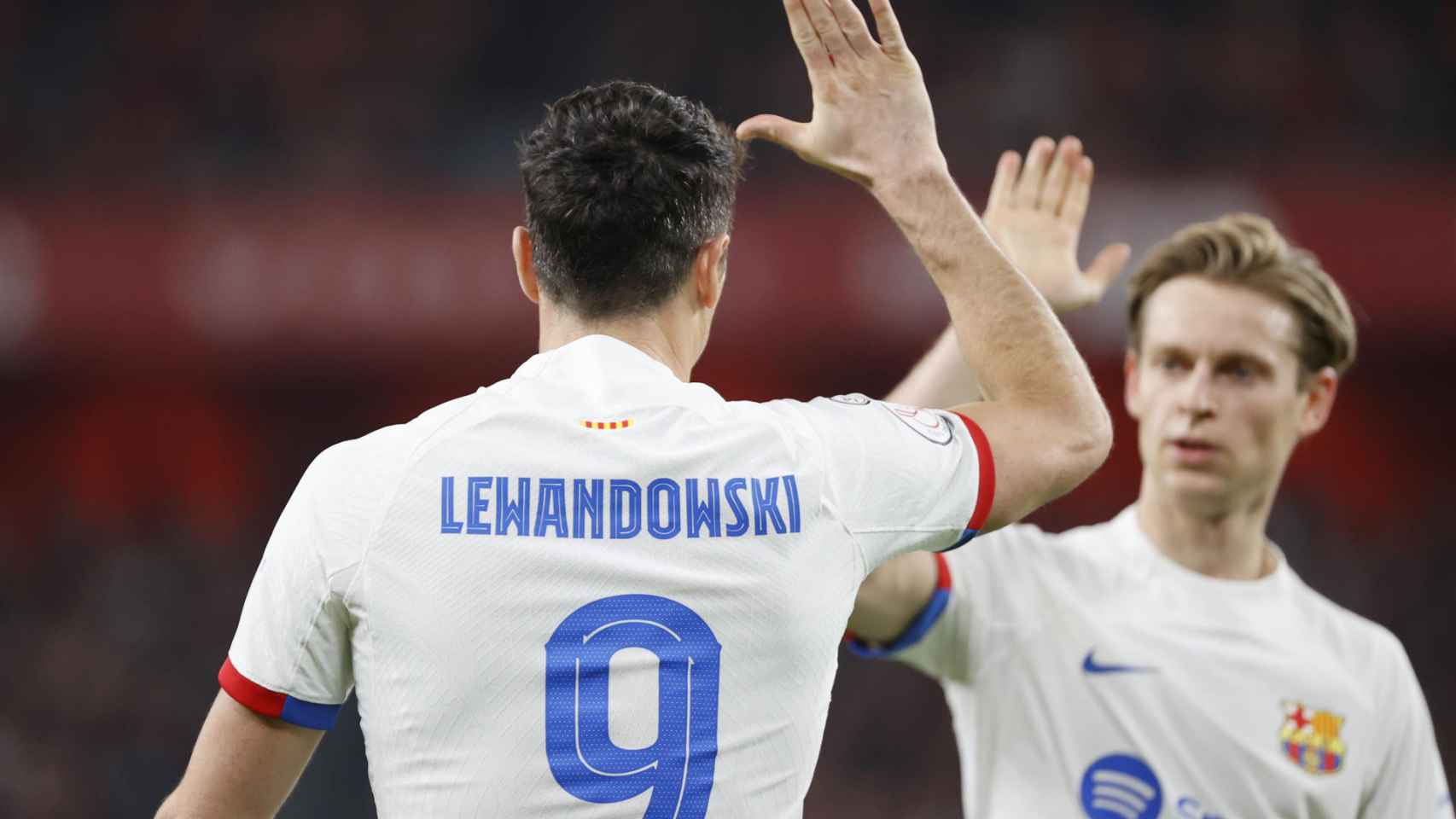 Lewandowski celebra con Frenkie de Jong su gol