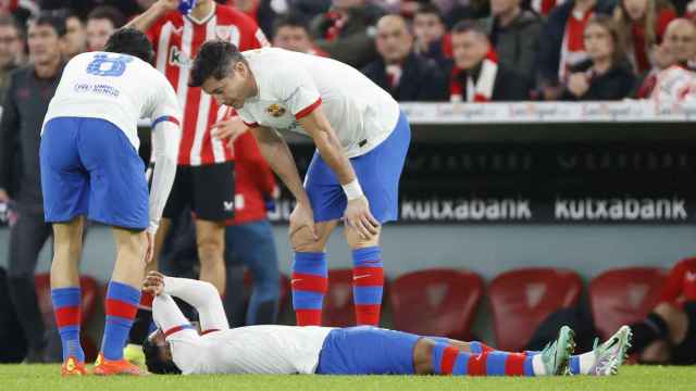 Lewandowski y Pedri hablan con Alejandro Balde tras sufrir una lesión en San Mamés