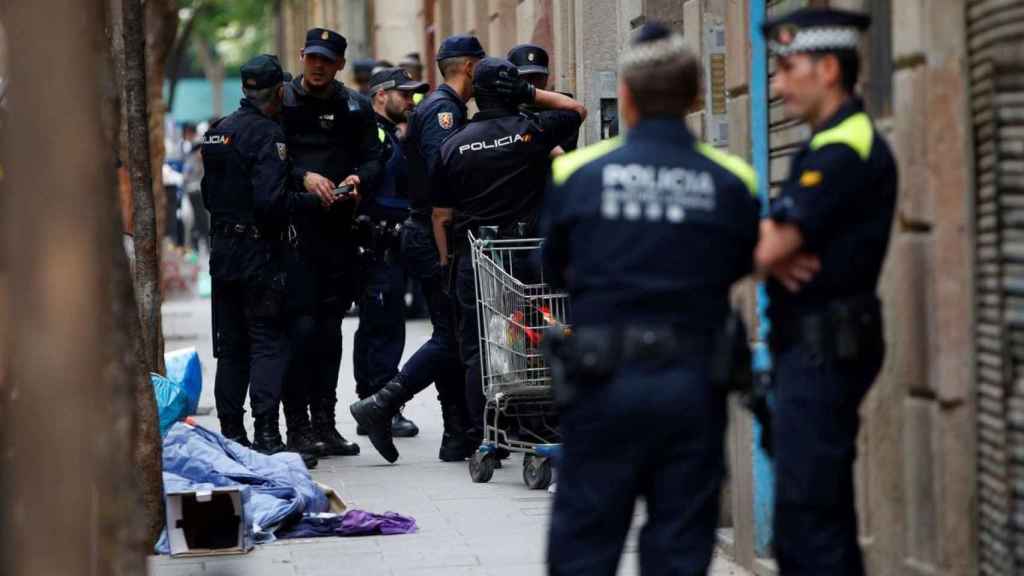 Agentes de la Guardia Urbana y la Policía Nacional, en Ciutat Vella