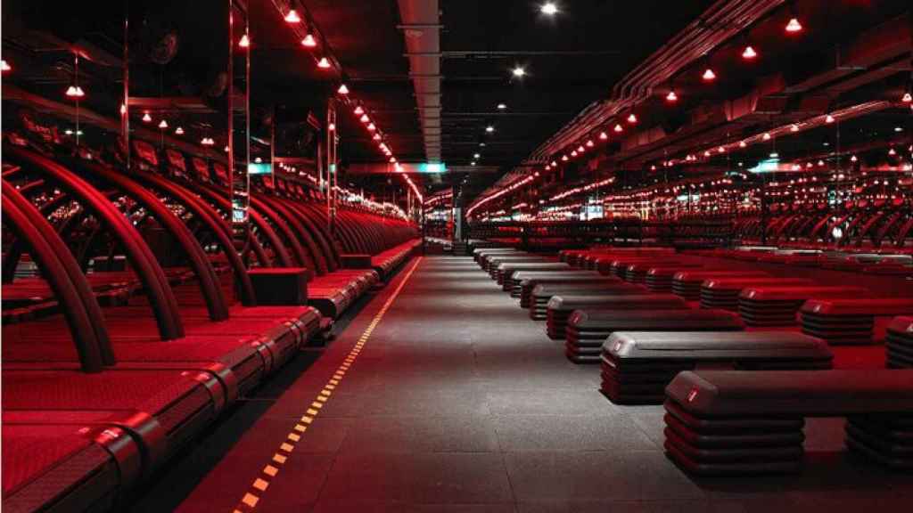 Imagen una sala de entrenamiento de Barry's