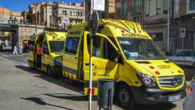 Dos ambulancias externas del SEM aparcadas en la calle
