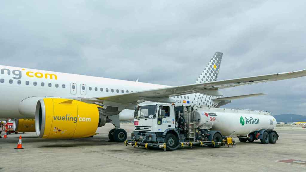 Un avión de Vueling reposta SAF