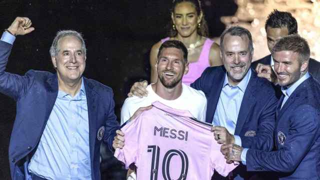 Messi, junto a los dueños del Inter Miami, en la presentación de su fichaje