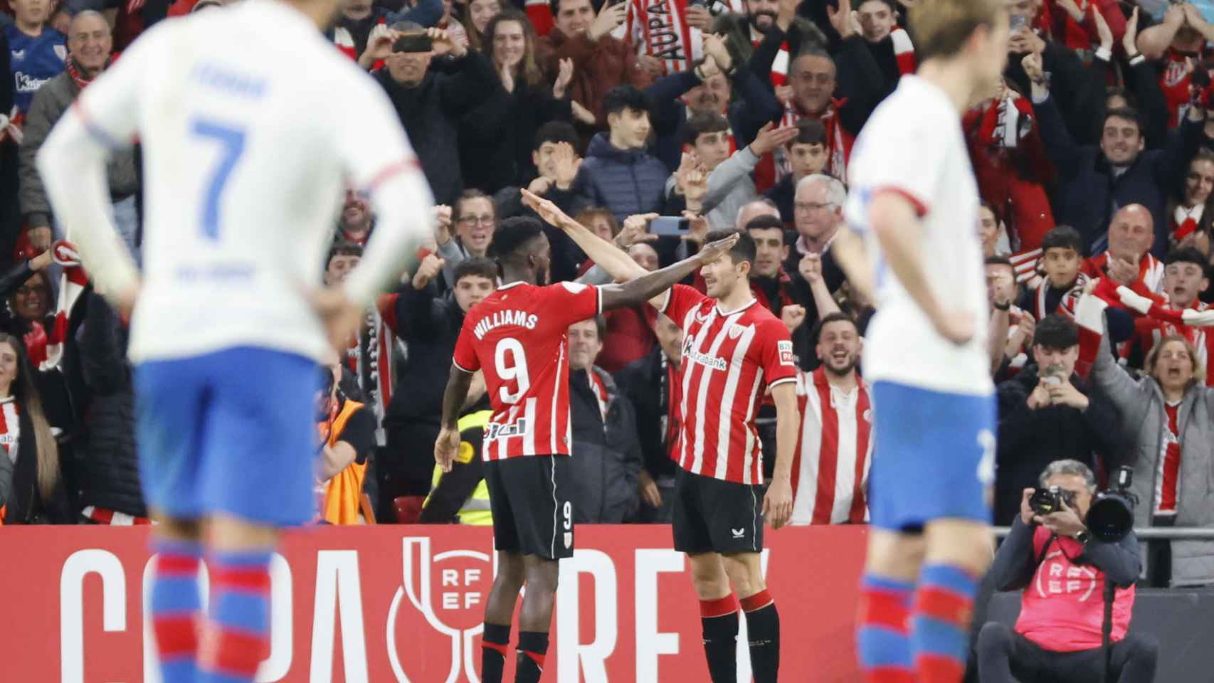 Ferran y De Jong, cabizbajos, tras el tercer gol del Athletic